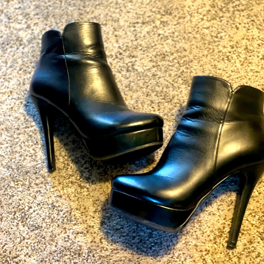 Charles by Charles David size 7 Black leather booties